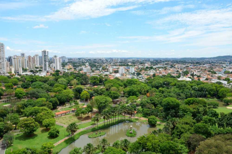 Goiânia é a capital do estado de Goiás e está localizada no coração do Brasil.