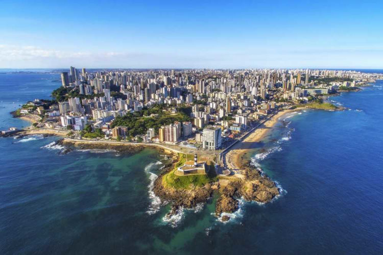 Salvador é a capital do estado da Bahia, uma das cidades que mais atraem turistas na região Nordeste.