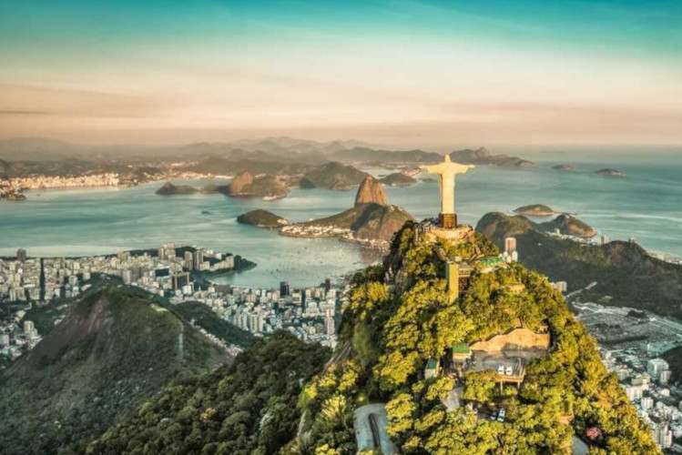 Rio de Janeiro é uma das cidades mais conhecidas e visitadas do país, e também capital do estado do Rio de Janeiro.