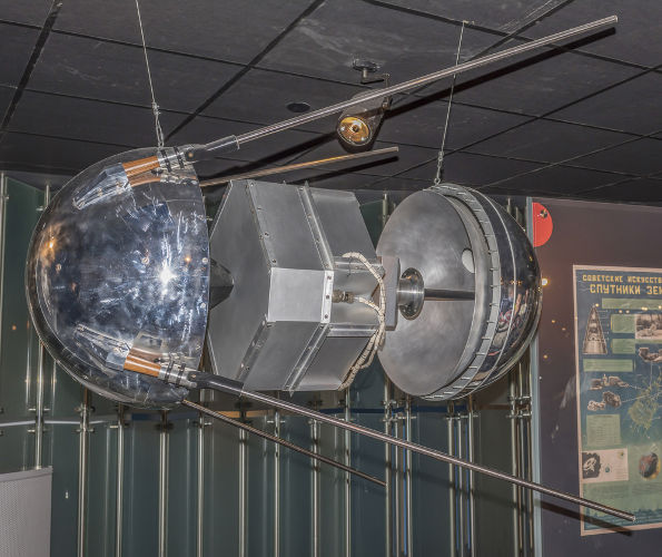 Réplica da estrutura do Sputnik 1, o primeiro satélite artificial da Terra, o qual foi lançado pelos soviéticos em 1957.*