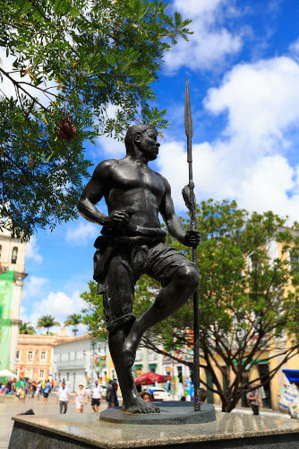 Estátua construída em homenagem a Zumbi dos Palmares na cidade de Salvador, no estado da Bahia.