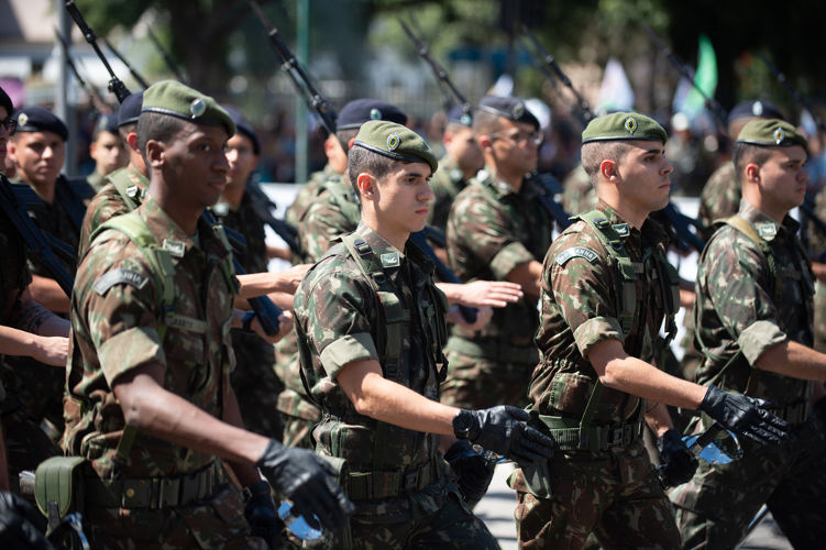 Durante o 7 de setembro é comum desfile de tropas das Forças Armadas em várias cidades do Brasil. [2]