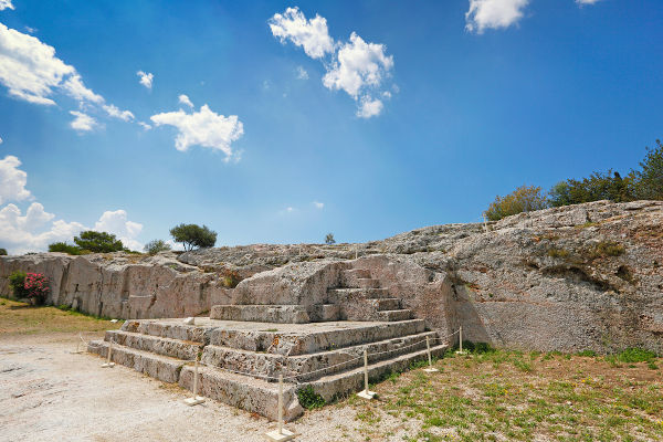 Colina de Pnyx onde os cidadãos atenienses se reuniam para assembleia popular, um exemplo da democracia ateniense.
