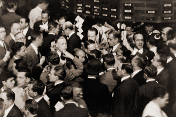 Acionistas norte-americanos desesperados tentando vender suas ações durante a quebra da Bolsa de Nova York em 1929.