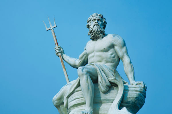 Estátua de Poseidon segurando tridente.