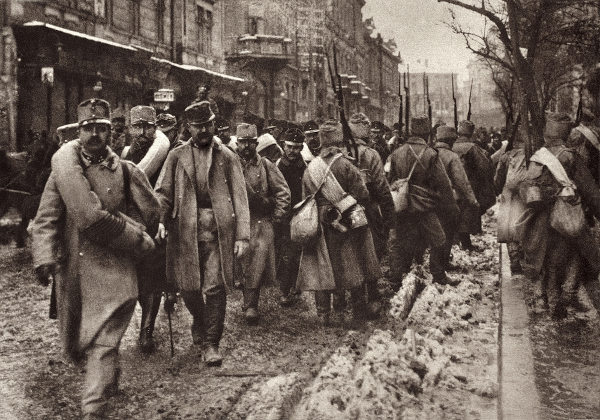 Soldados austríacos prisioneiros de guerra marchando, na Primeira Guerra Mundial
