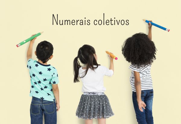 Crianças segurando grandes lápis e se preparando para desenhar em uma parede amarelo-clara com o escrito “numerais coletivos”.