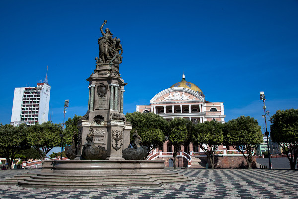 Monumento à Abertura dos Portos às Nações Amigas, no Largo de São Sebastião, diante do Teatro Amazonas, em Manaus. [1]