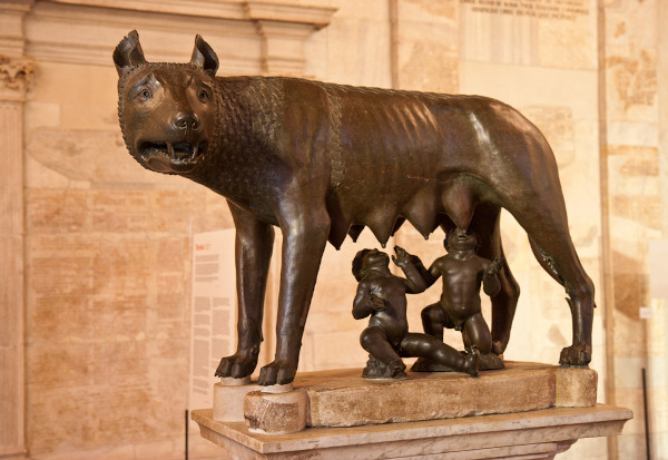 Escultura de uma loba amamentando duas crianças, os irmãos Rômulo e Remo.