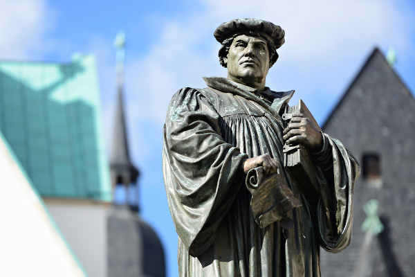 Estátua de Martinho Lutero, aquele que deu origem ao luteranismo.