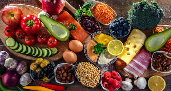 Frutas, legumes, ovos e outras fontes de nutrientes.