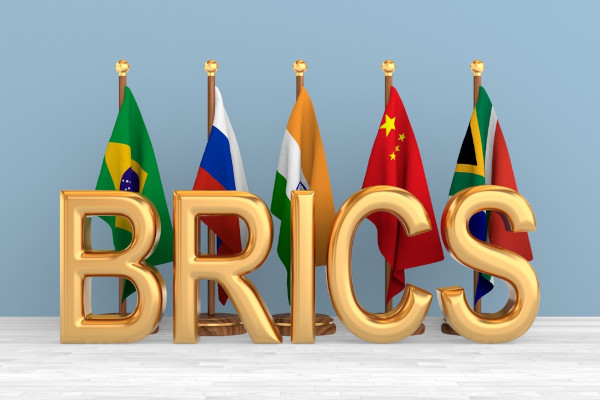 Bandeira dos 5 países participantes do Brics até o ano de 2023: Brasil, Rússia, Índia, China e África do Sul.