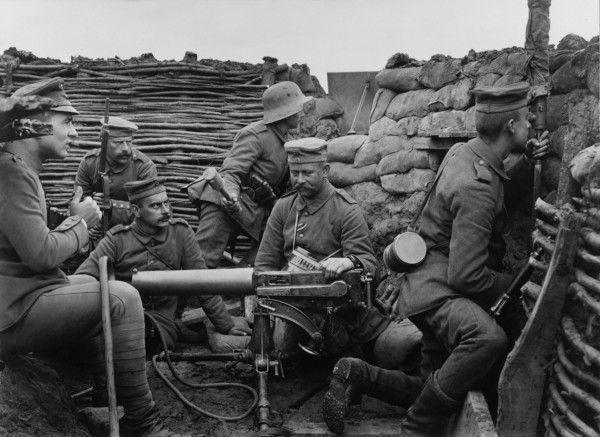 Soldados alemães em trincheira manuseando uma metralhadora contra os britânicos, em 1916, durante a Primeira Guerra Mundial.