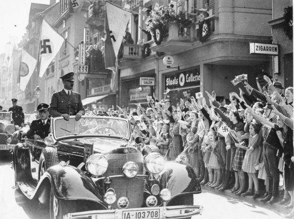 Adolf Hitler, líder do nazismo, desfilando na Alemanha.