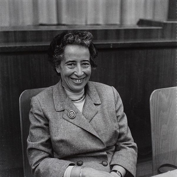 Hanna Arendt, estudiosa do totalitarismo, em fotografia de 1958.[2]