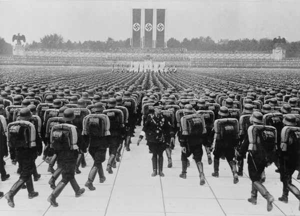 Membros da SS, organização paramilitar ligada ao partido nazista, marchando em formação. O nazismo foi um regime totalitário.[1]