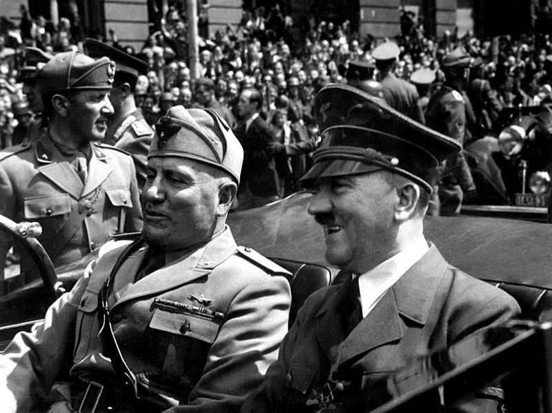 Benito Mussolini e Adolf Hitler em desfile durante a Segunda Guerra Mundial.
