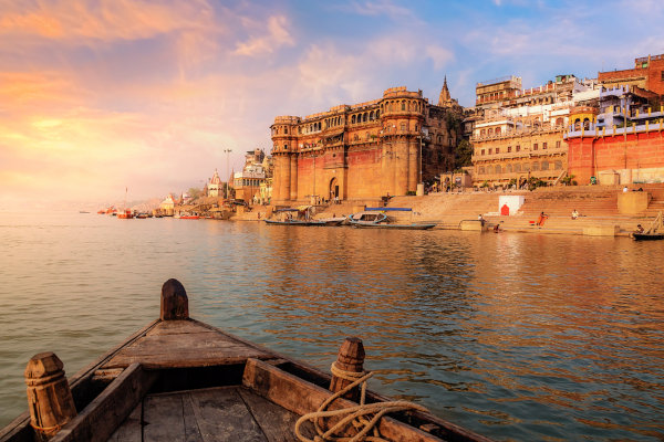 Vista de um barco no rio Ganges.