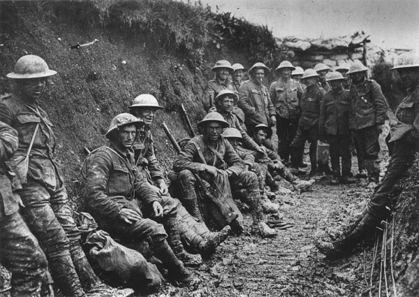 Soldados em trincheira na Batalha de Somme, na Primeira Guerra Mundial.