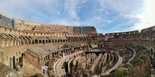 Coliseu, em Roma, local que sediava práticas da política pão e circo.