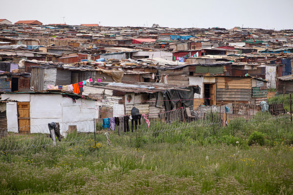Fotografia de um conjunto habitacional popular, em alusão ao segregacionismo do Apartheid.