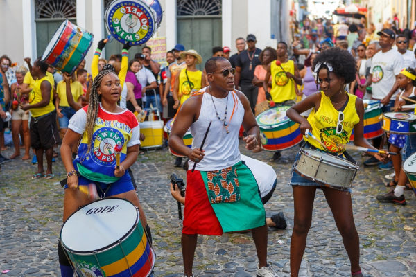 Grupo cantando e tocando instrumentos no Pelourinho, Bahia, área de grande influência da cultura africana.