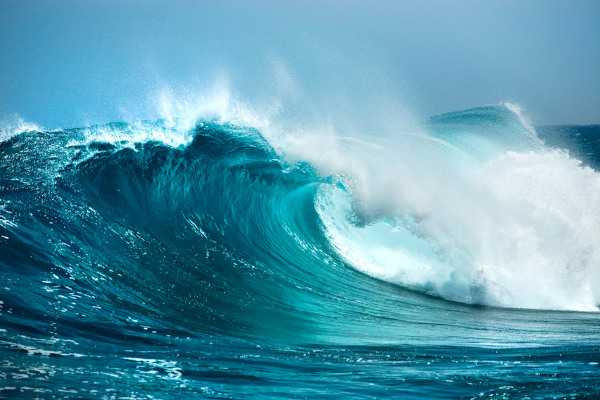 Imagem de grandes ondas no mar.
