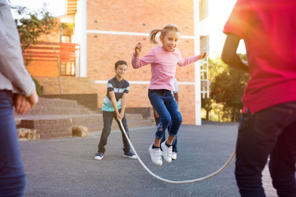 Crianças pulando corda representando uma atividade física