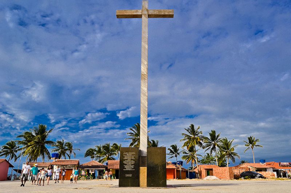 Cruz em monumento que homenageia a primeira missa no Brasil.