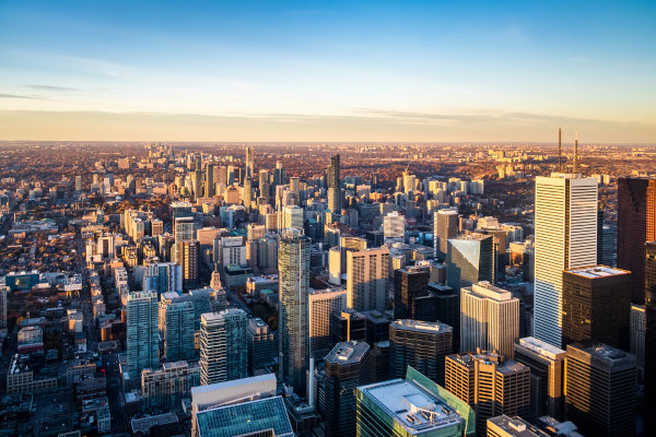 rédios e edifícios na cidade de Toronto, no Canadá, uma alusão à zona urbana.