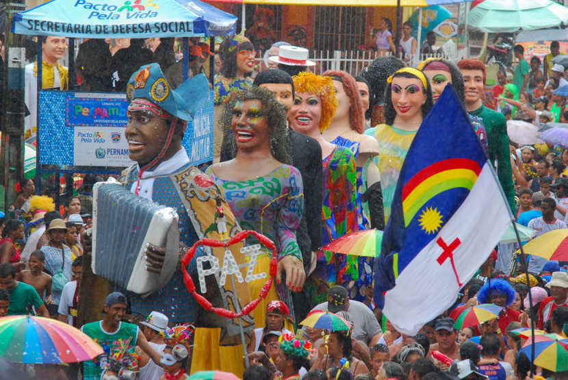Bonecos de Olinda no Carnaval, festa do folclore brasileiro.