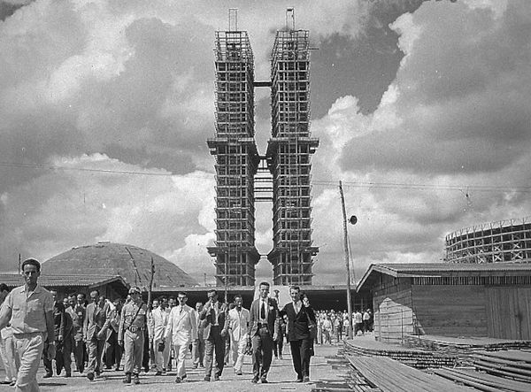 Estrutura do Palácio do Congresso Nacional ganhando forma durante a construção de Brasília.