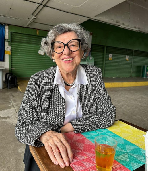 Fotografia de Ruth Rocha, uma famosa escritora brasileira de livros infantis.