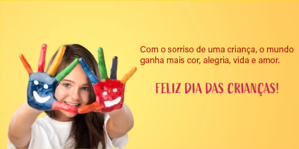 Menina sorridente com as mãos pintadas. Ao lado dela, frase para comemorar o Dia das Crianças.