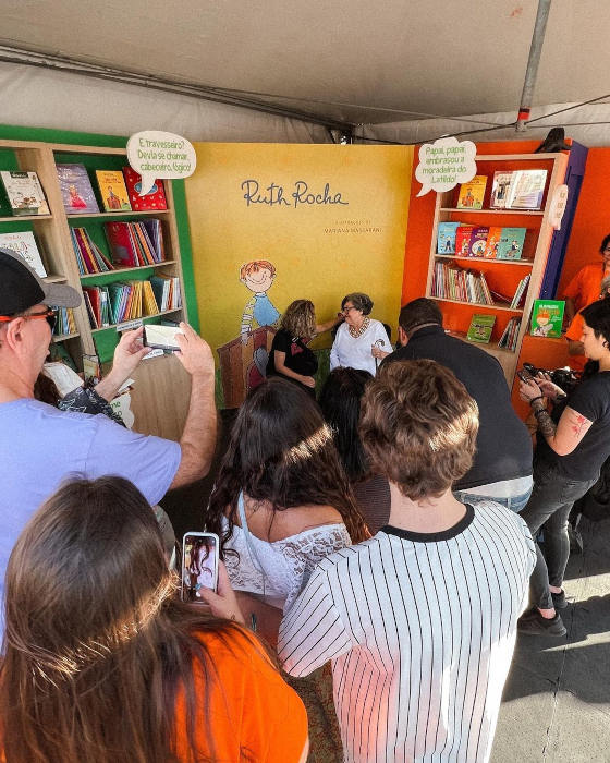 Fotografia de Ruth Rocha, uma famosa escritora brasileira de livros infantis, em uma feira do livro.