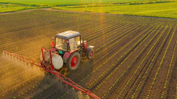 Máquina em um campo agrícola, uma alusão à agricultura.