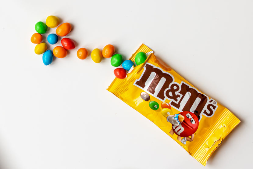 Embalagem com chocolates da marca M&M?s, que usa o & - E comercial (ampersand).