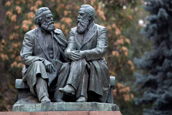 Estátuas de Karl Marx e Friedrich Engels, os dois principais teóricos do socialismo científico.