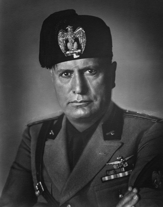 Retrato do ditador fascista Benito Mussolini.