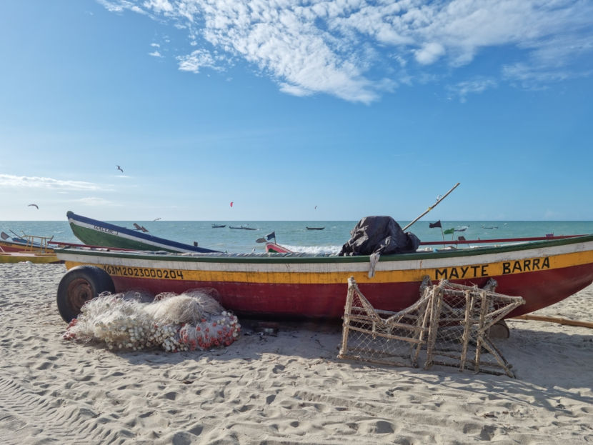 Barco de pesca no litoral do Brasil.