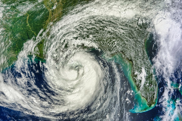 Imagem superior de um furacão, formado sobre as águas aquecidas de um oceano.