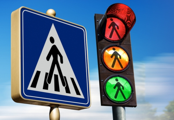 Semáforo e placa de faixa de pedestres, dois sinais de trânsito.