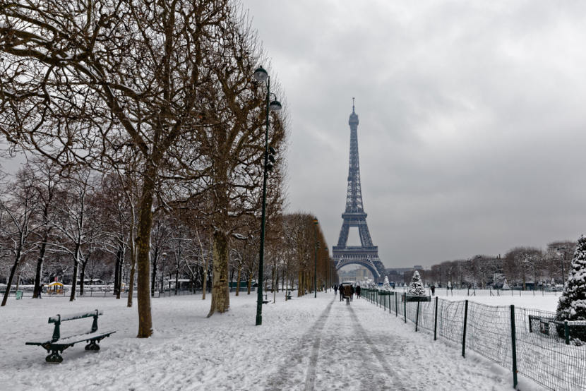 Neve em paisagem fria com vista para a Torre Eiffel, na Europa.