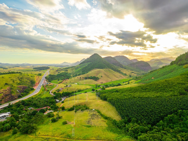 Morros e serras em uma área verde de planalto do relevo brasileiro.