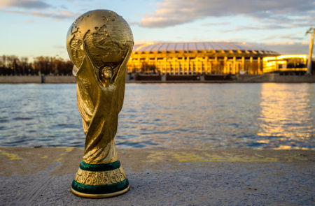 A Taça da Copa do Mundo é o objeto de desejo de todas as seleções que participam da competição *