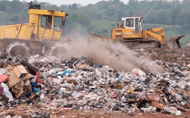 O destino inadequado do lixo contribui para a poluição do solo