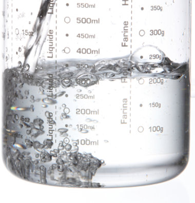 Para medir substâncias líquidas, podemos utilizar o copo medidor, que possui escalas de graduação referentes às grandezas massa e capacidade