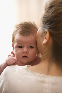 Fazer o bebê arrotar após a amamentação é importante, pois evita cólicas