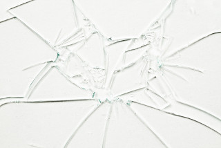 O vidro falso pode ser quebrado sem medo porque ele não corta