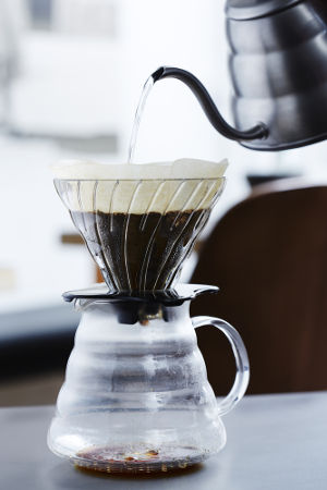 A utilização do papel de filtro possibilita a realização da filtração do café
